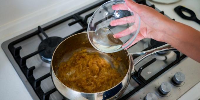 كيف لطهي حساء البصل الكلاسيكية: إضافة النبيذ في مقلاة