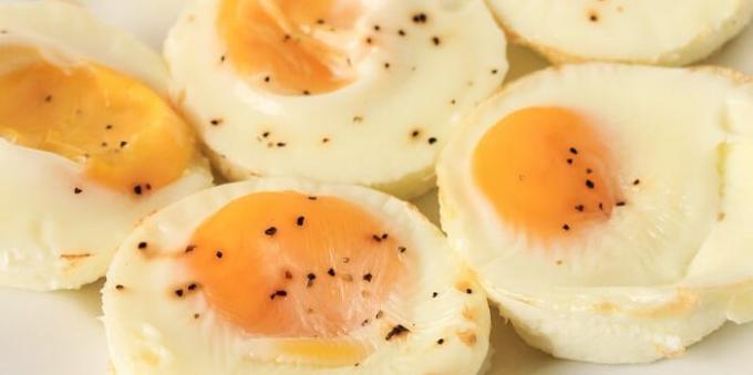 البيض بسيطة يخبز في الفرن