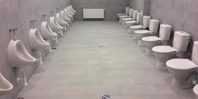المرحاض في المدرسة